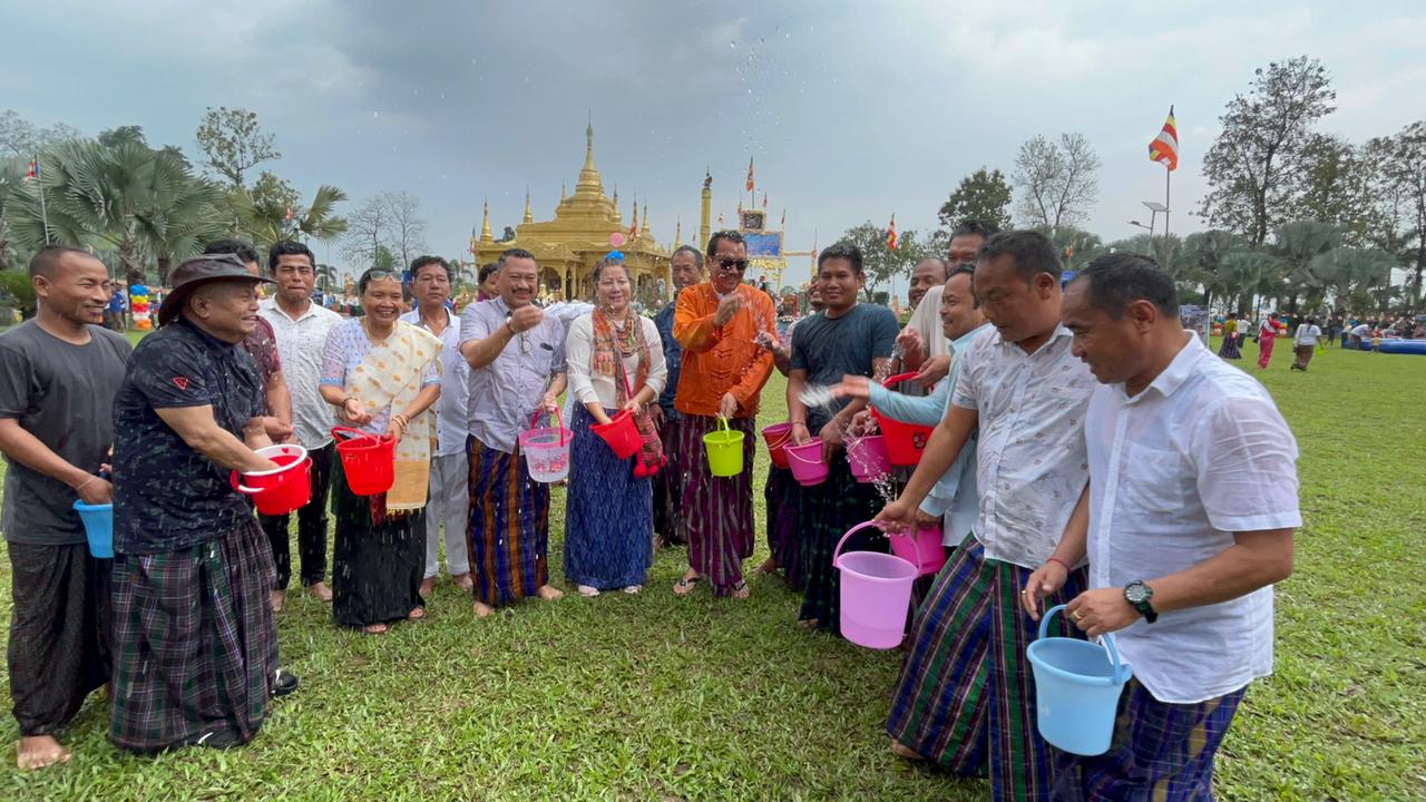 Thousands join water festival Sangken in Golden Pagoda